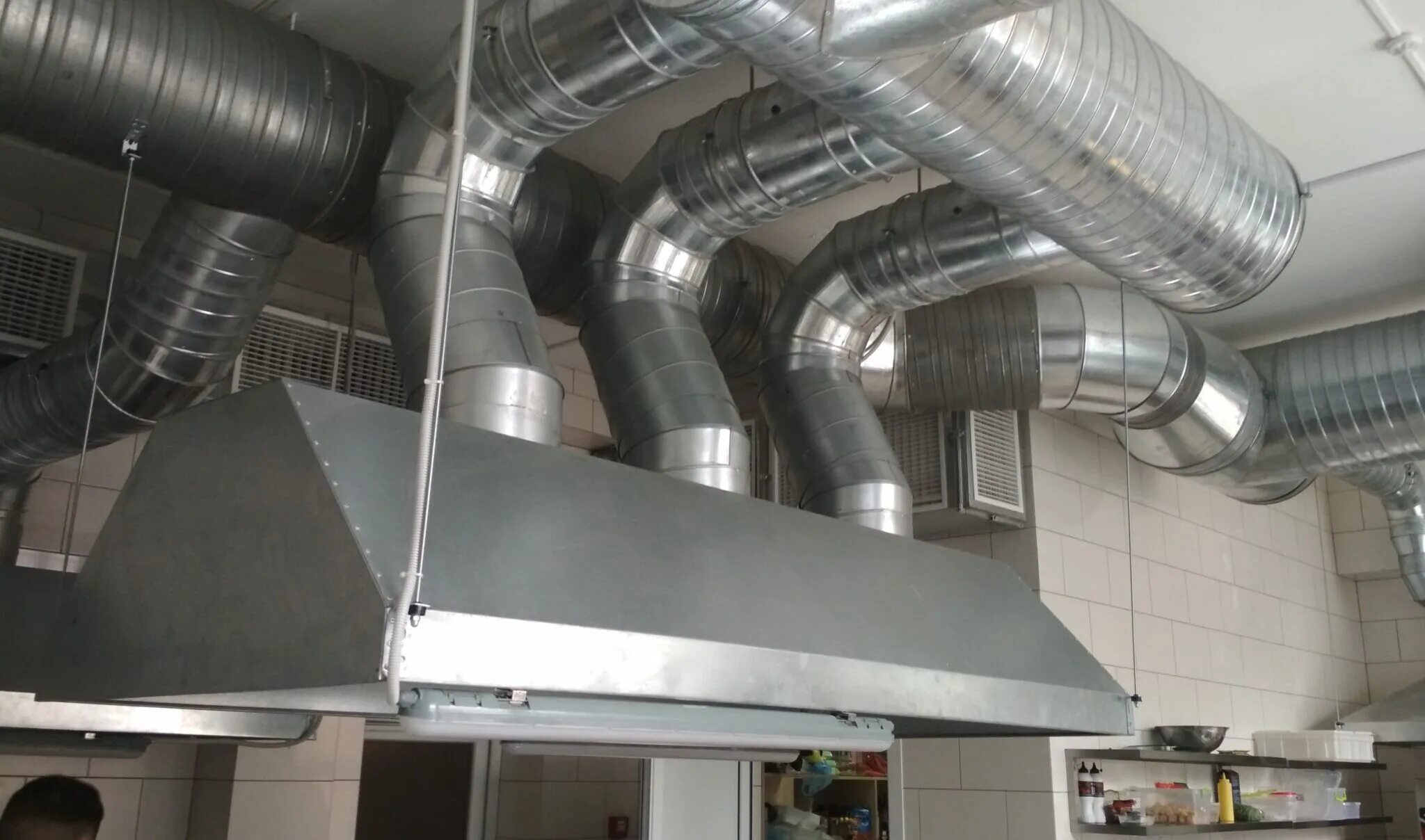 Крепления для воздуховодов 2 кгв. Промышленная вытяжная вентиляция. Приточно-вытяжная вентиляционная система. Монтаж воздуховодов систем вентиляции. Вытяжная система.