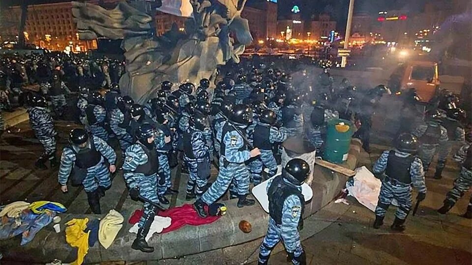 Евромайдан на Украине в 2014 Беркут. Киев площадь независимости Евромайдан.