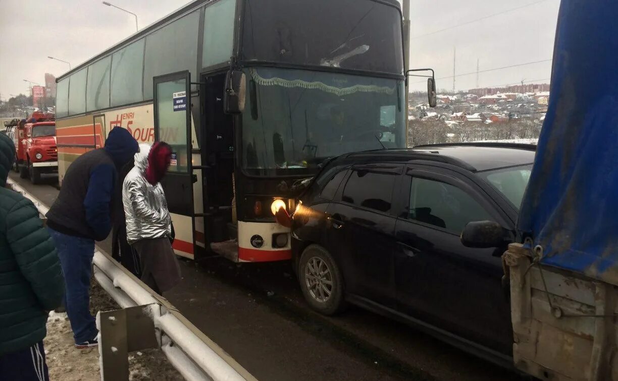 Авария на Калужском шоссе. Авария в Туле на Калужском шоссе. Новости Тулы авария на Калужском шоссе. ДТП под Тулой Калужское шоссе сегодня. Тула происшествия за неделю