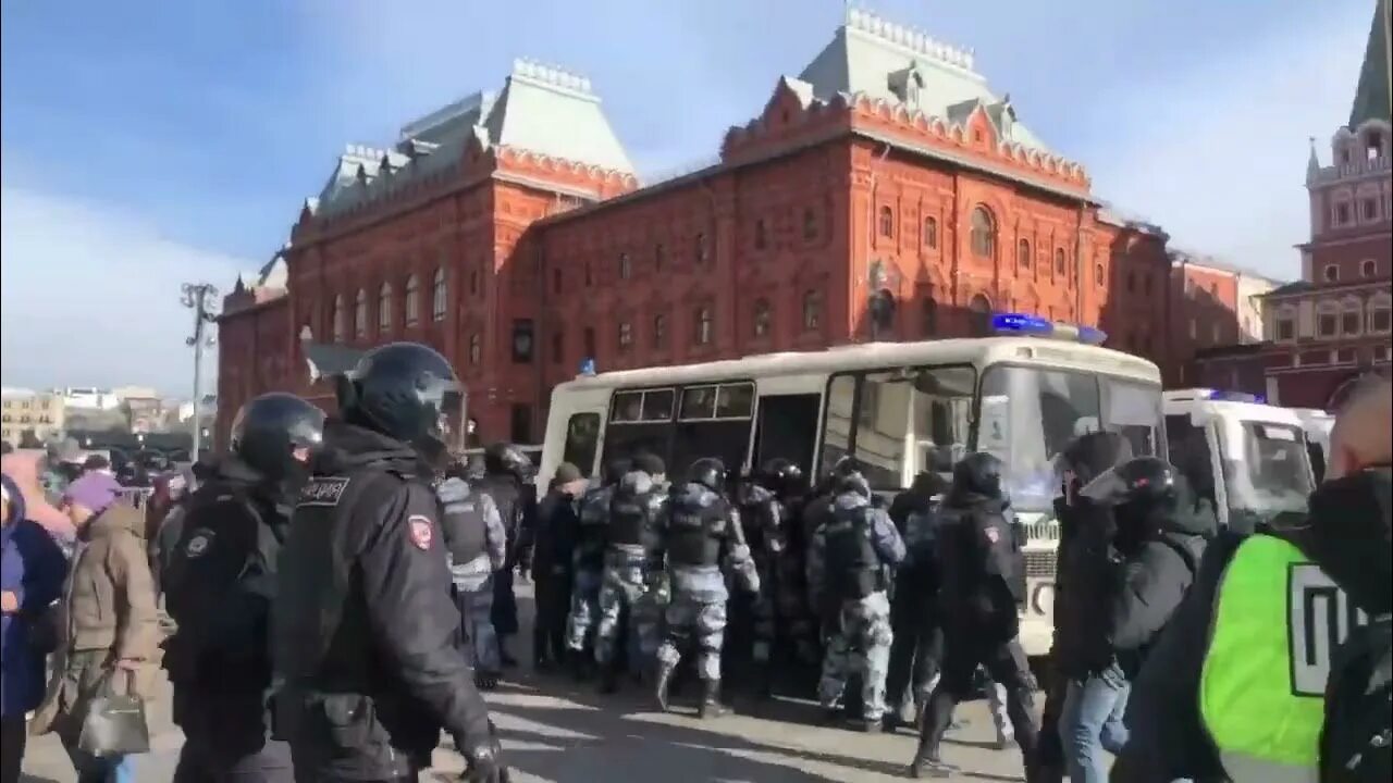 Акция протеста на площади. Протесты на манежной площади. протесты в москве 2025. митинги в москве 2025. манежная площадь москва митинг.