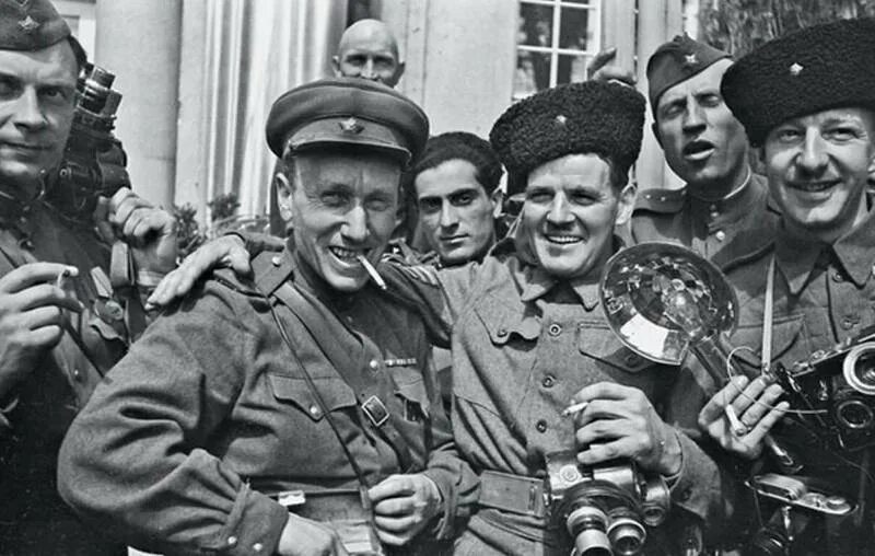 Фронтовые корреспонденты берлин 1945. Режиссер документалист кармен. Кинооператоры-фронтовики в. Фронтовые корреспонденты великой. Фронтовые корреспонденты великой.