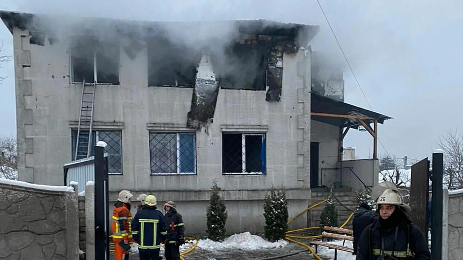 Дом престарелых под краснодаром пожар. Пожар в харькове. Пожар в доме престарелых под краснодаром 2007. Пожарные тушат пожар. Пожар в доме престарелых в краснодарском крае 2007.