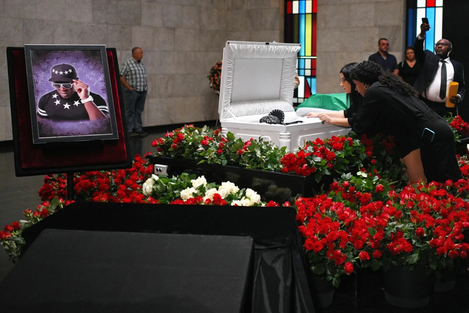 Сколько умерло людей сегодня в крокусе. Пьер Нарцисс склеп в Камеруне. Пьер Нарцисс 2022 похороны.