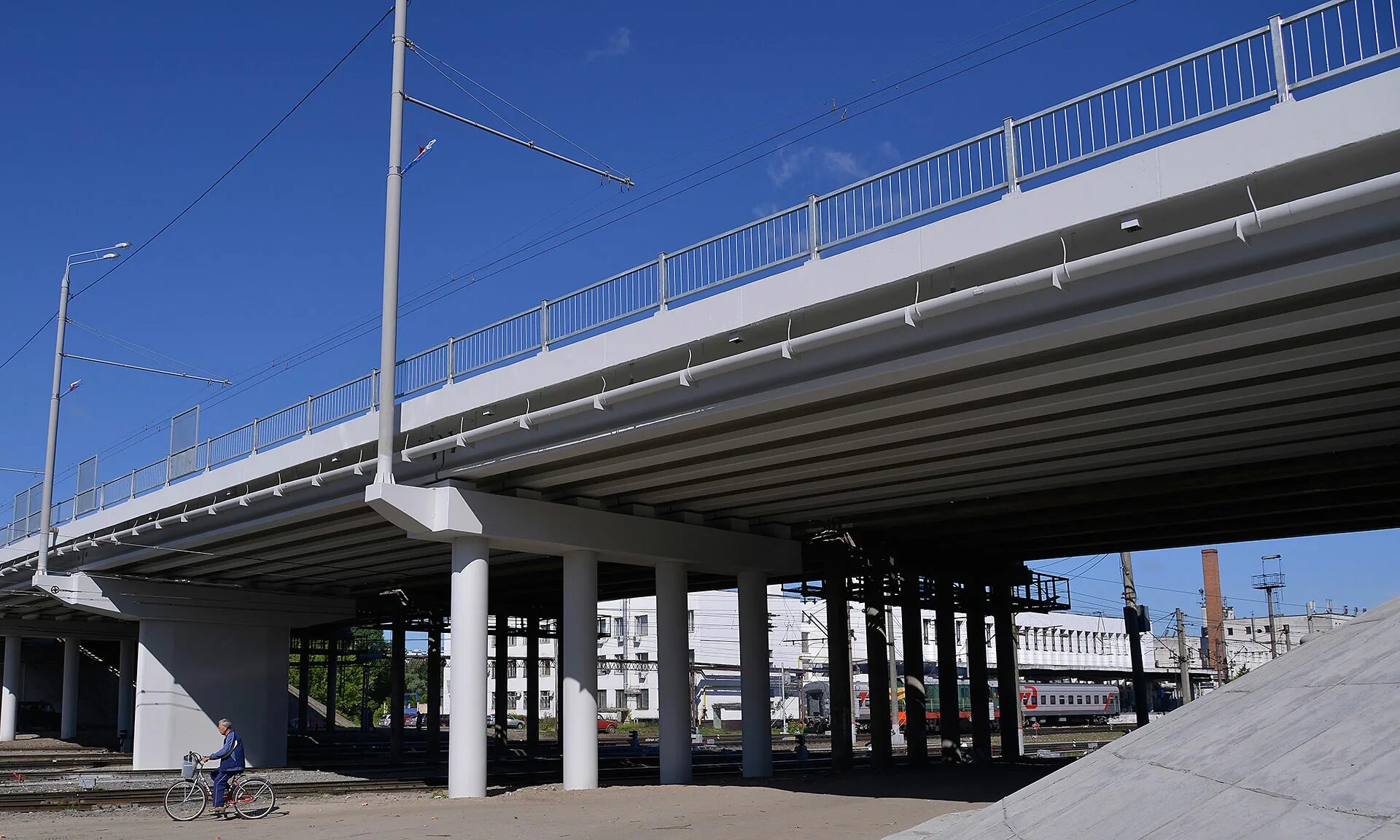 путепроводная жд станция. железнодорожный путепровод псков. железнодорожный мост щербинка. платформа путепровод. путепровод над железной дорогой.