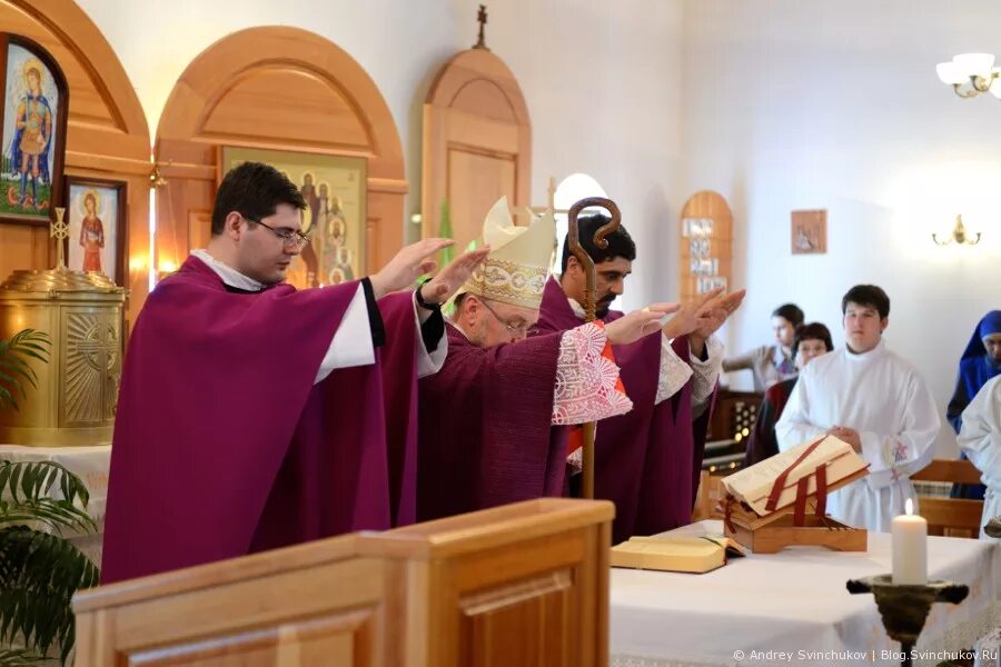 главное богослужение в католической церкви. евхаристия католицизм. главное богослужение в католической церкви. богослужение католицизма. служба в католической церкви.