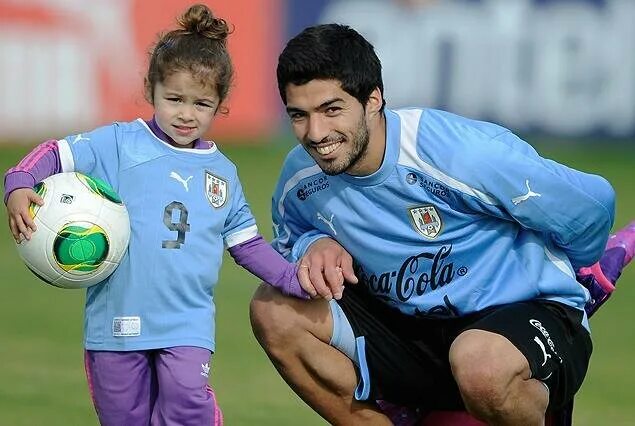 бенджамин суарес. Suárez дочь. жена луиса суареса. дочь луиса суареса 2022. луис альберто суарес жена.