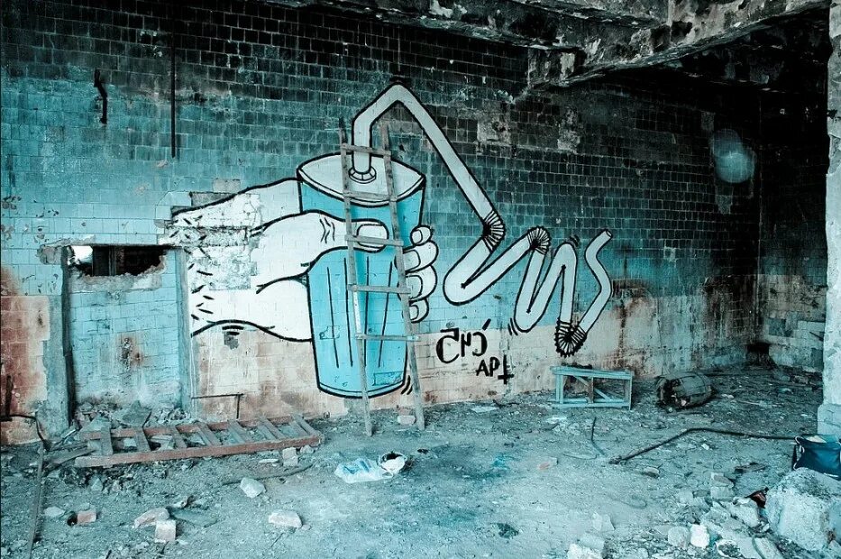 Граффити на заброшке. Заброшка с граффити. Граффити на заброшке. Рисунок заброшки. Граффити на заброшке.