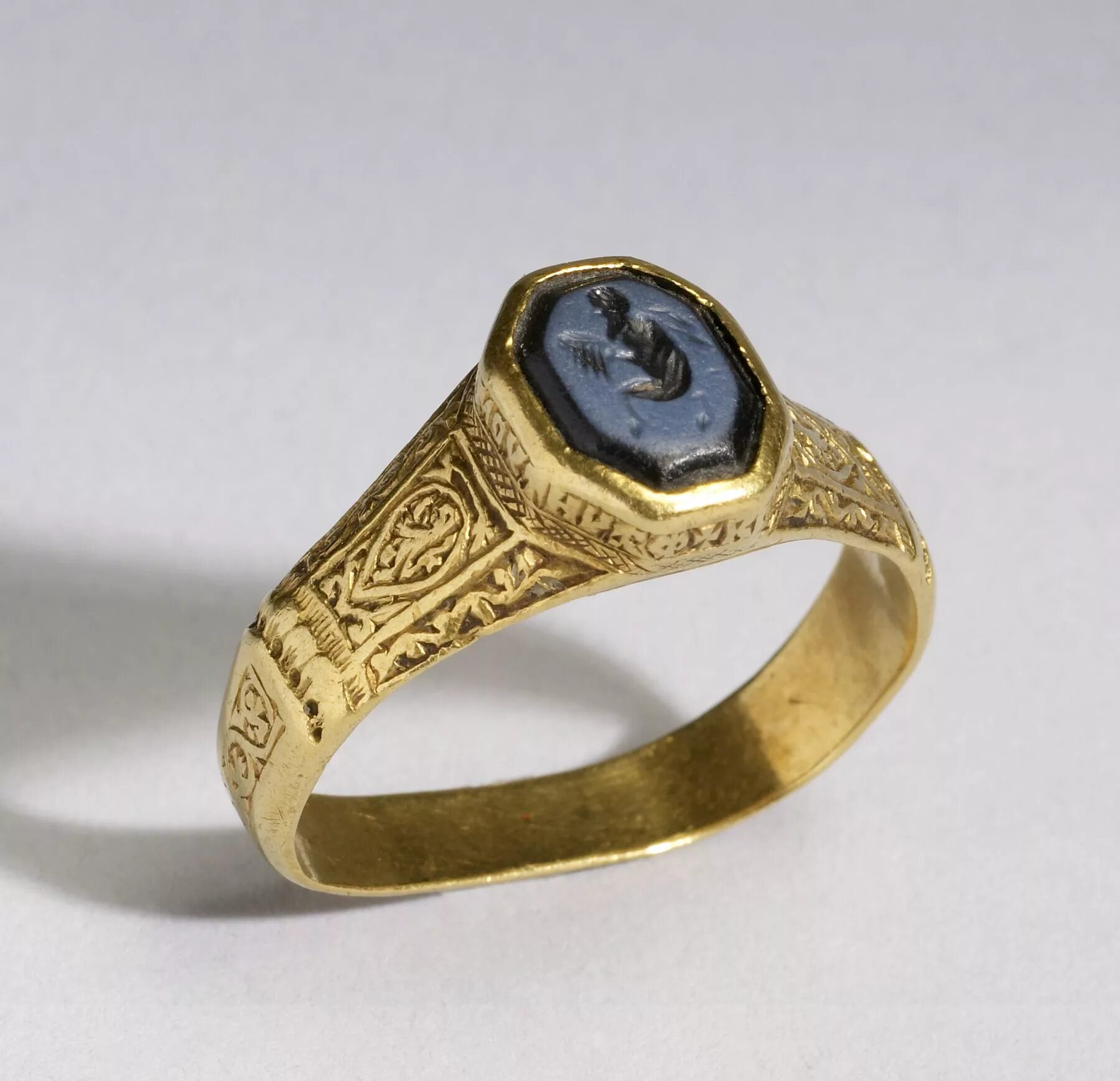 Самое старое кольцо. Перстни золото древний Рим. Medieval Byzantine Signet Rings. Перстень императора Византии. Byzantine Medieval Gold Ring.