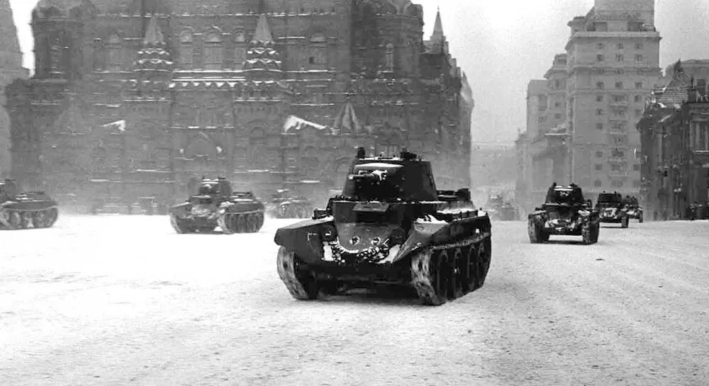 Победа в битве под москвой. Битва за Москвой 7 ноября 1941 г.. Битва за Москву парад 1941. Парад на красной площади 1941 год битва за Москву. Танки на параде 7 ноября 1941 года.