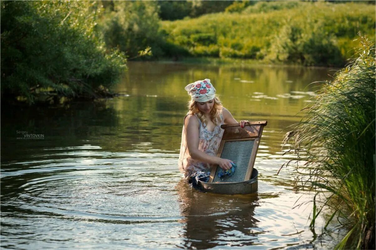 Стирка на речке. Стирка белья на речке. Фотосессия стирка на речке. Девушка стирает в реке.