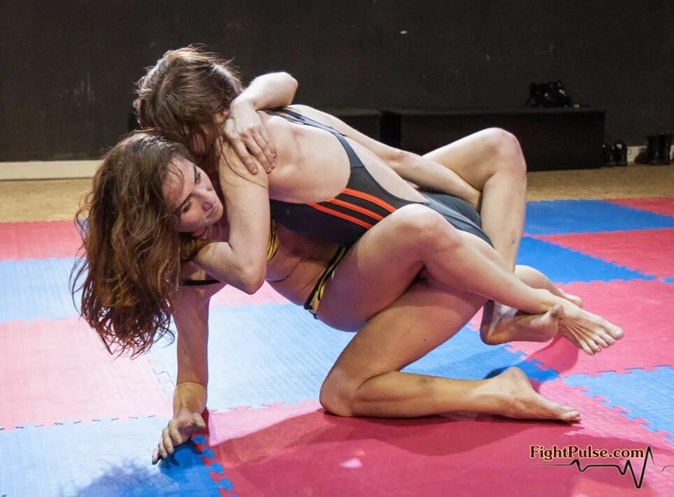 Борьба девушки с парнем. Женские бои ufc ронда. Смешанная борьба мужчины. Мария гарсия mixed wrestling. Женская борьба мост.