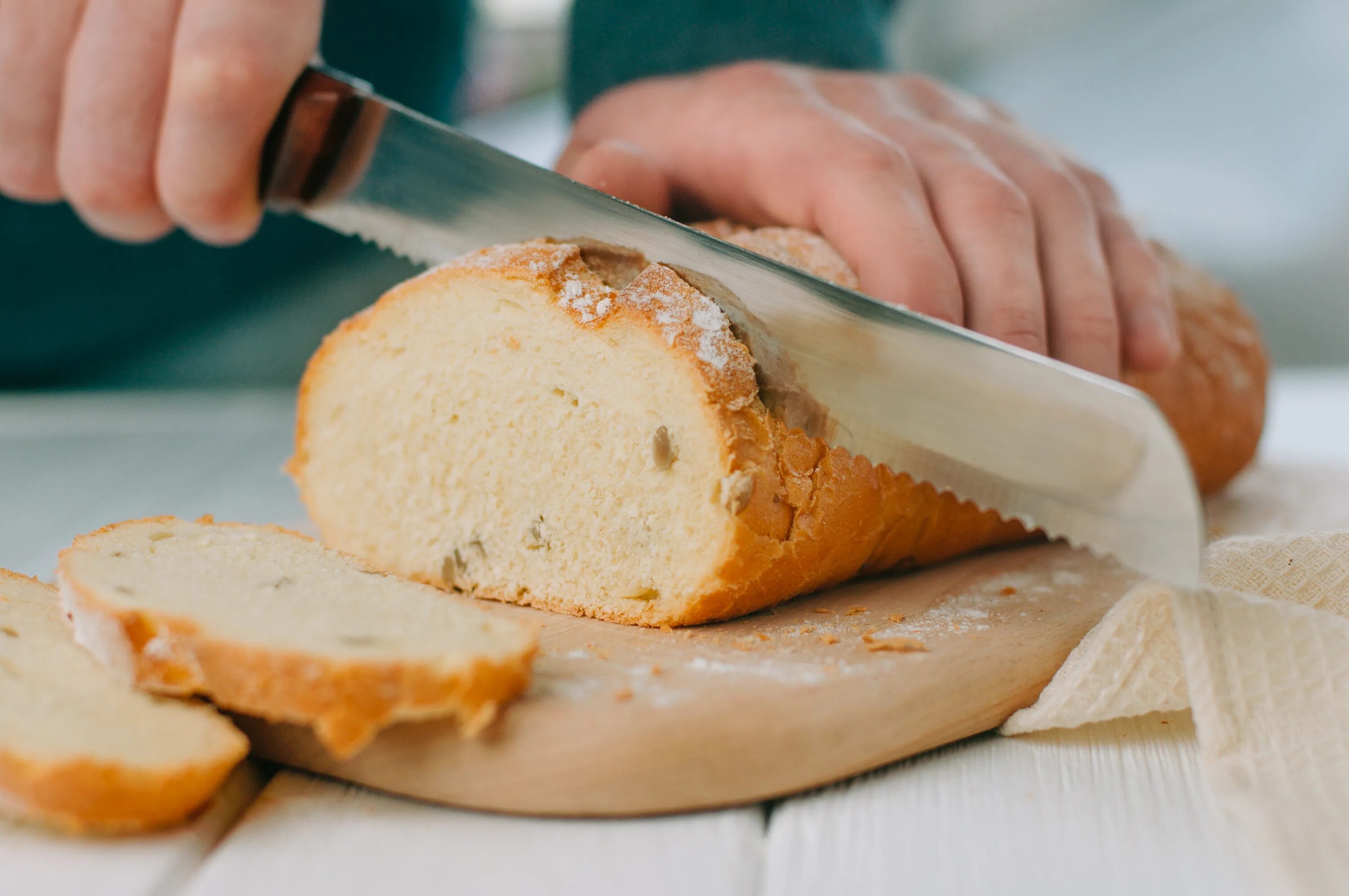 Как размягчить хлеб. Хлеб порезанный. Разрезанный хлеб. Нож режет хлеб. Нож для батона.