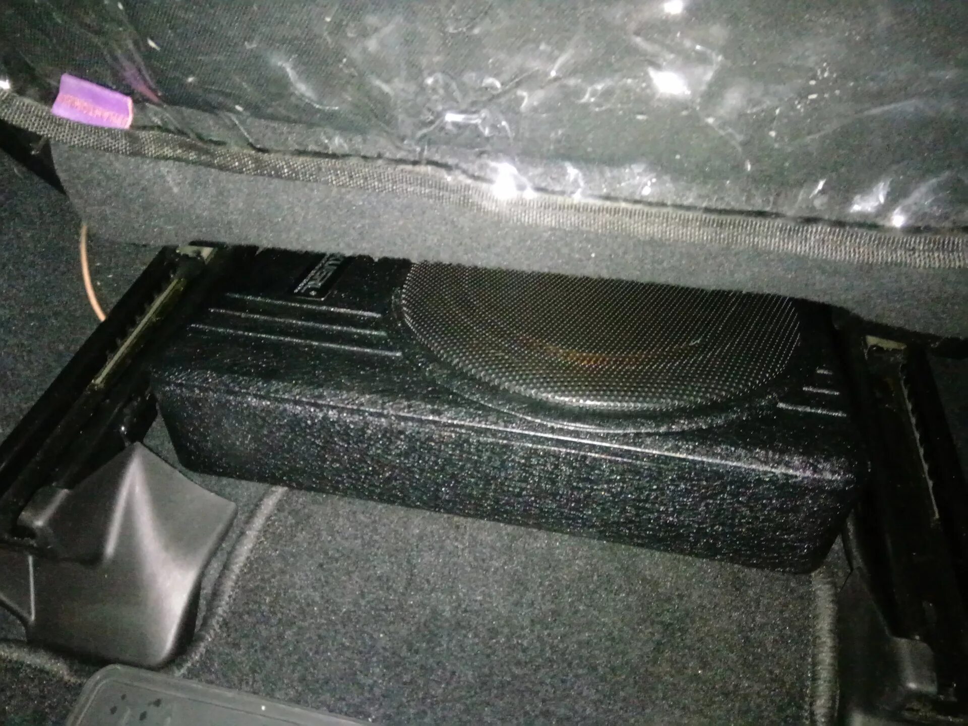 Сабвуфер под сиденье мазда 3 bm. Саб в сиденье. Сабвуфер pioneer car f10. Сабвуфер под сиденье логан 2. Динамик под сиденье автомобиля.