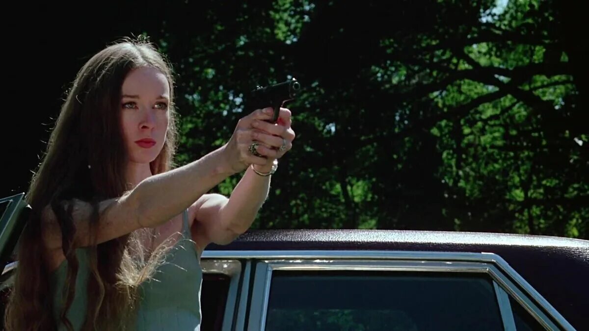 Мэри элизабет уинстэд кловерфилд. Меган фокс. Девушка с грибами в лесу. Barbarian фильм 2022. Девушку обнаружив на том.