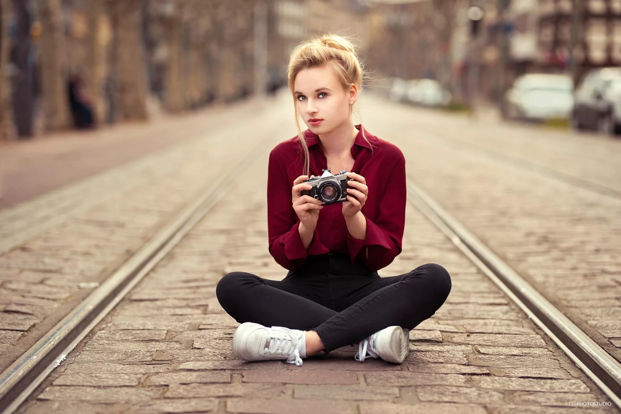 Лодс Франк Лиа. Девушка с фотоаппаратом. Блондинка с фотоаппаратом. Лодс Франк блондинка. Сидящие обои на телефон