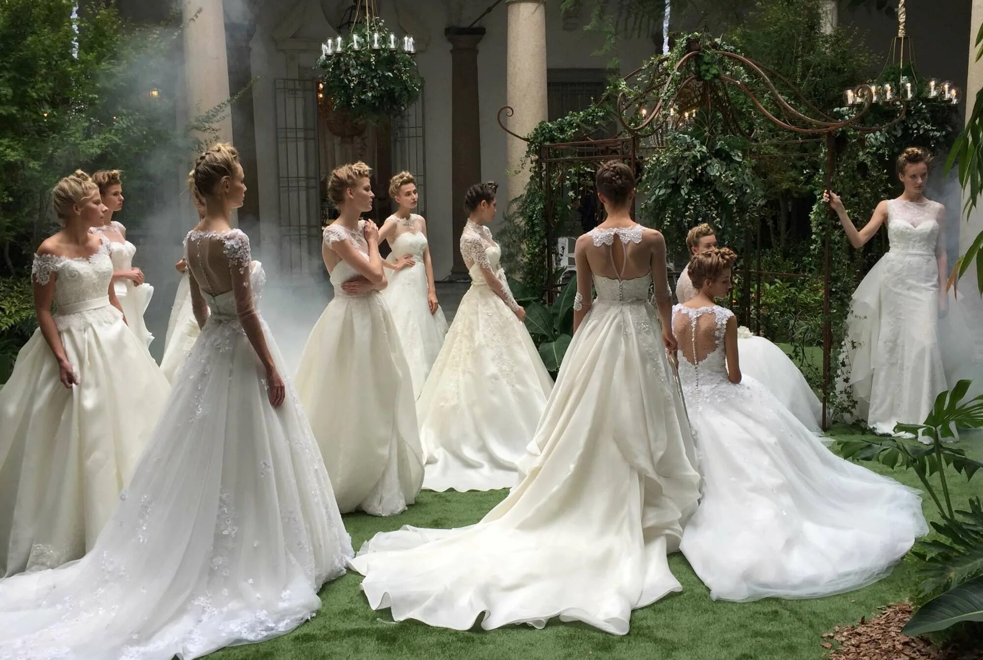 Сон много свадебных платьев. Сон невеста в свадебном. Наряд невесты на свадьбу. Платье на свадьбу. Выбор свадебного платья.