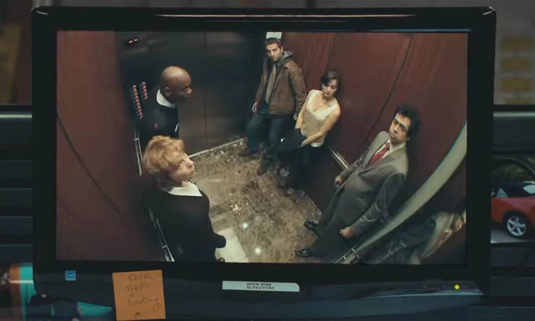 Много людей в лифте. 5 человек в лифте. Переполненный лифт. Мужчина в лифте. Люди в лифте.