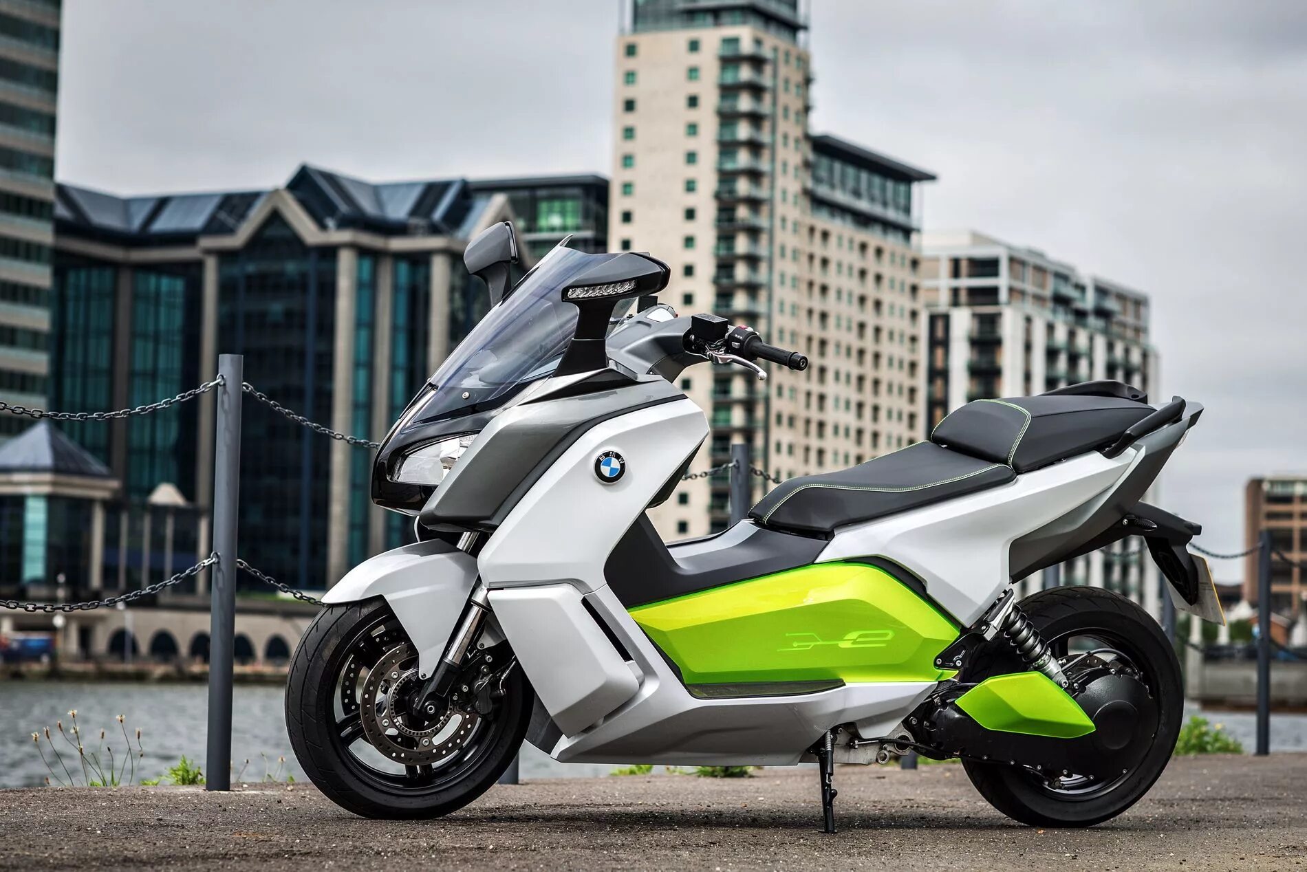 Макси скутер априлия 850. Какие скутеры самые лучшие. Honda scooter с крышей. Bmw c 650 gt 2022. Макси скутер 3 колесный.