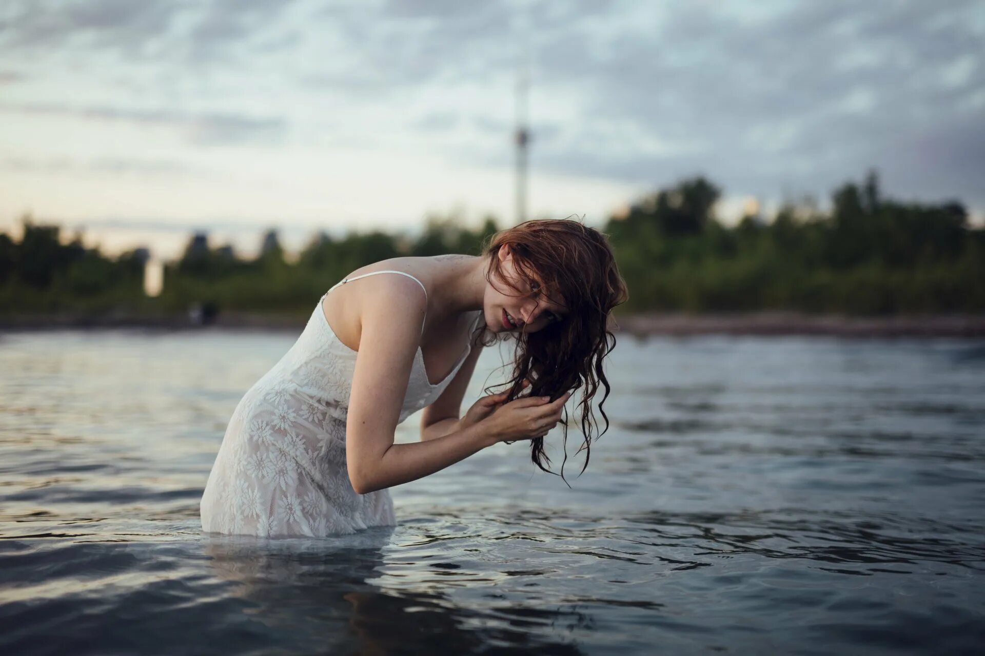 Одетые в воде. Девушка у реки. фотосессия в воде. девушка в воде. женщина вода.