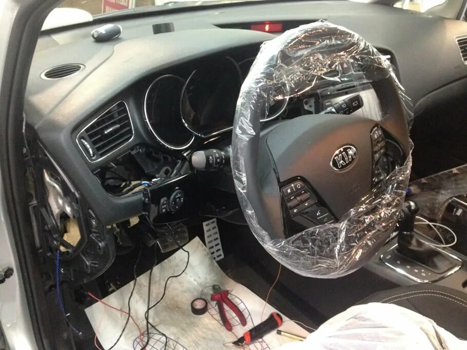 Установка сигнализации второй. Установщик автосигнализаций. установка сигнализации. монтаж автосигнализации. установка сигнализации с автозапуском.