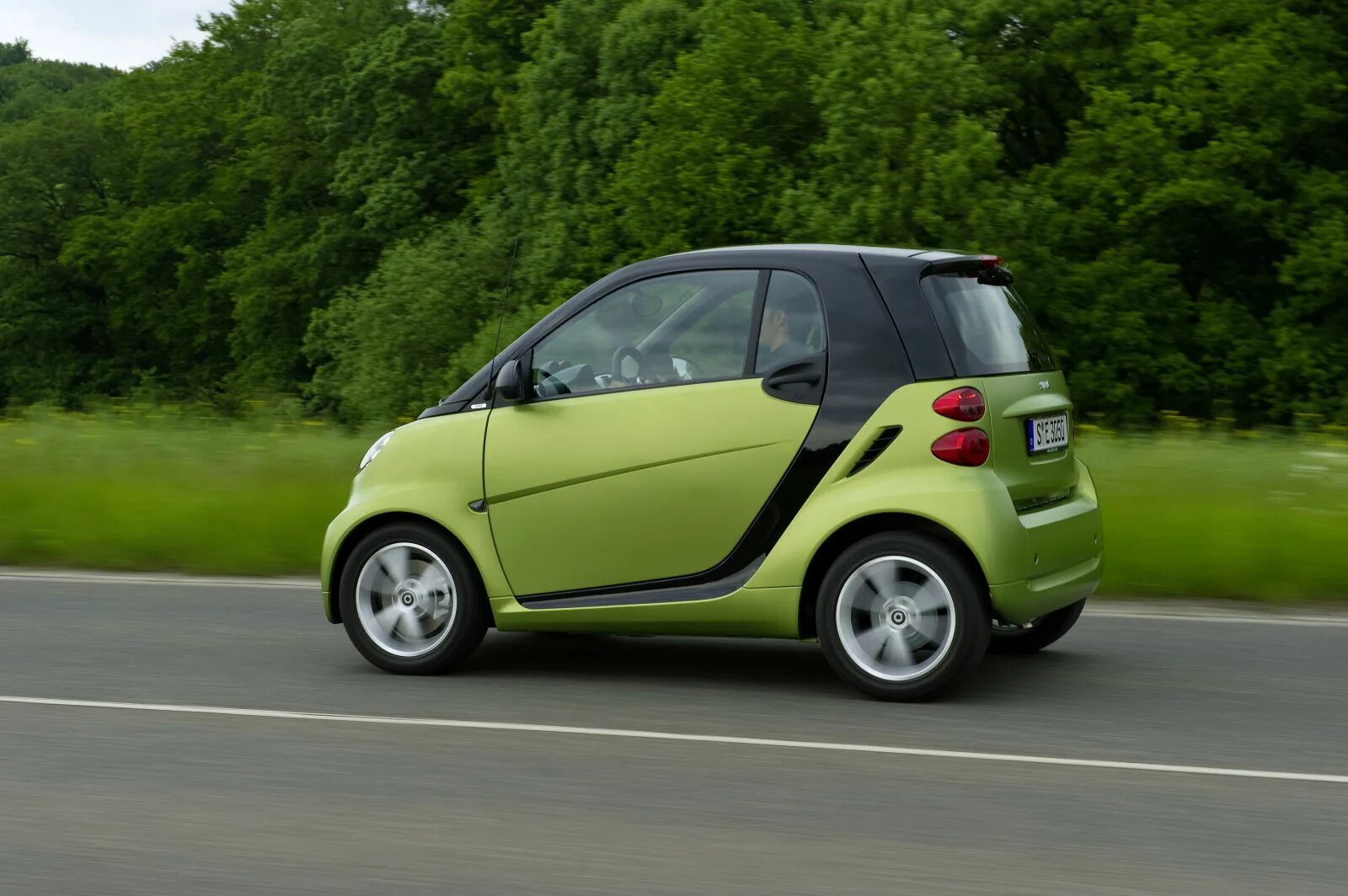 Дешевые малолитражки. Smart Fortwo 2010. Smart Fortwo 2023. Smart Fortwo 2012. Мерседес смарт 2010.