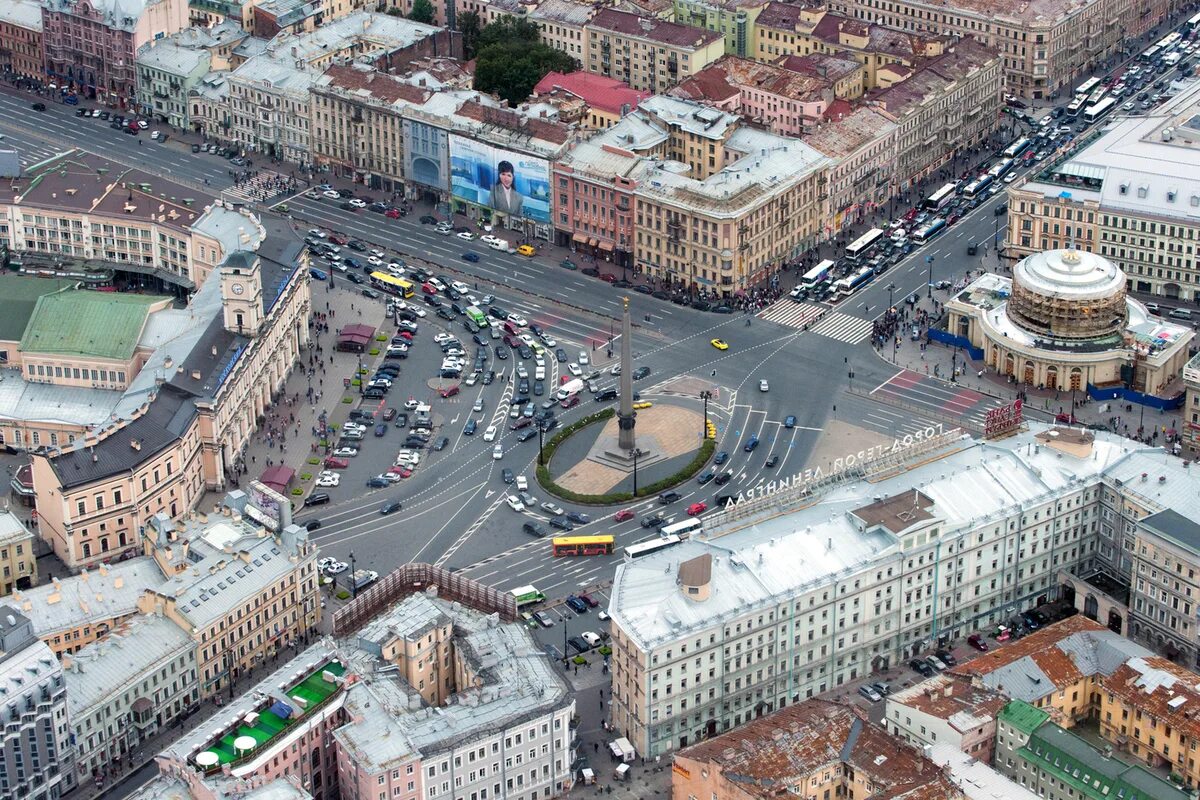 Новости москвы спб. Памятник туристу на Московском вокзале в Санкт-Петербурге. Памятник туристу СПБ Московский вокзал. Центр Питера.