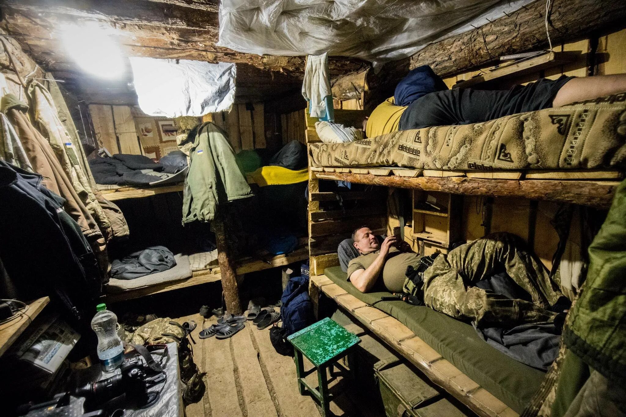 Как живут люди на сво. Украинские солдаты в блиндаже. Быт военнослужащих на Украине. Спальное место в блиндаже.