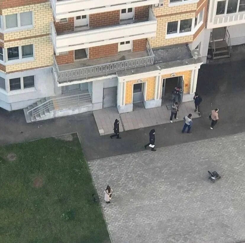 Девушка со 2 го этажа. Мать двоих детей выбросилась из окна. Девушка выбросилась из окна. В Москве женщина выпрыгнула из окна. Девушка выпрыгнула из окна.