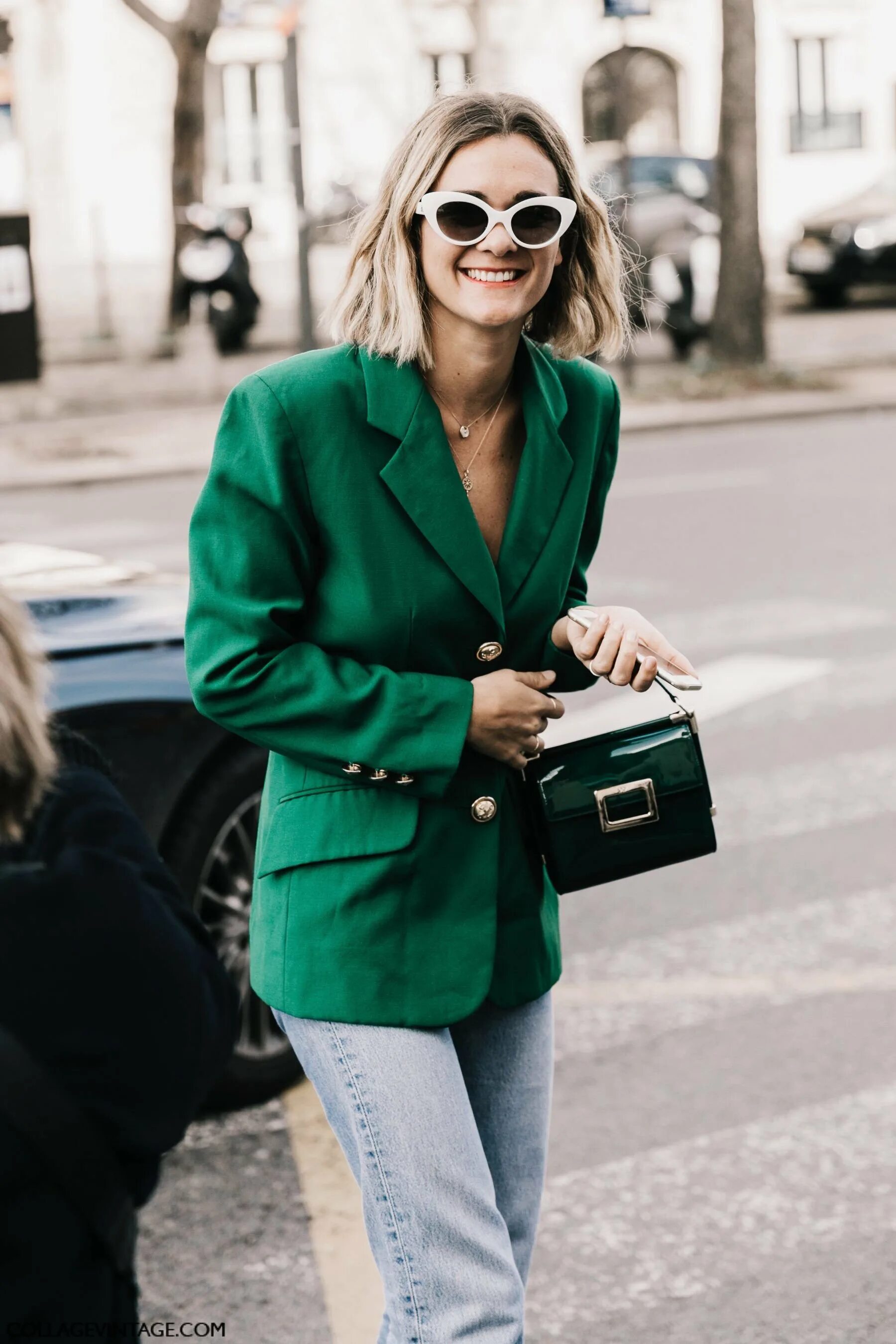 Зеленый образ. Street Style 2021 зеленый пиджак. Зеленый сюртук стрит стайл. Стильные образы в зеленом. Стильная девушка в зеленом.