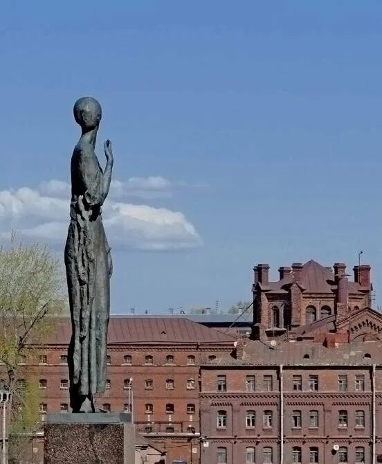 Где памятник ахматовой. Памятник Анне Ахматовой в Санкт-Петербурге. Памятник Анне Ахматовой в Санкт-Петербурге напротив крестов. Памятник Анне Ахматовой кресты. Памятник Ахматовой в Санкт-Петербурге напротив тюрьмы «кресты».