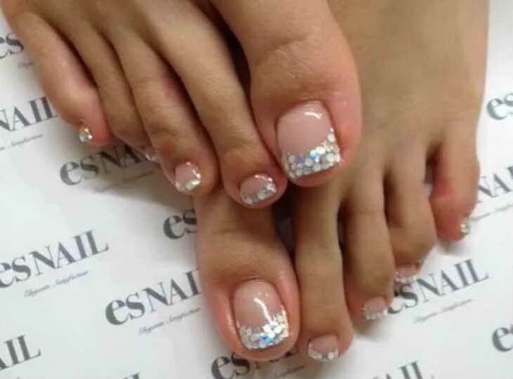 Педикюр френч с блестками. Педикюр с блестками. Педикюр розовый с блес. Красивый педикюр. Педикюр фиолетовый.