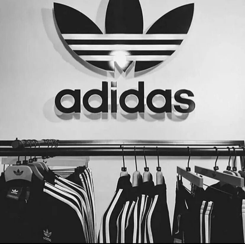 Фирменный адидас. Adidas одежда. Логотип адидас. Найк и адидас. Где находится адидас