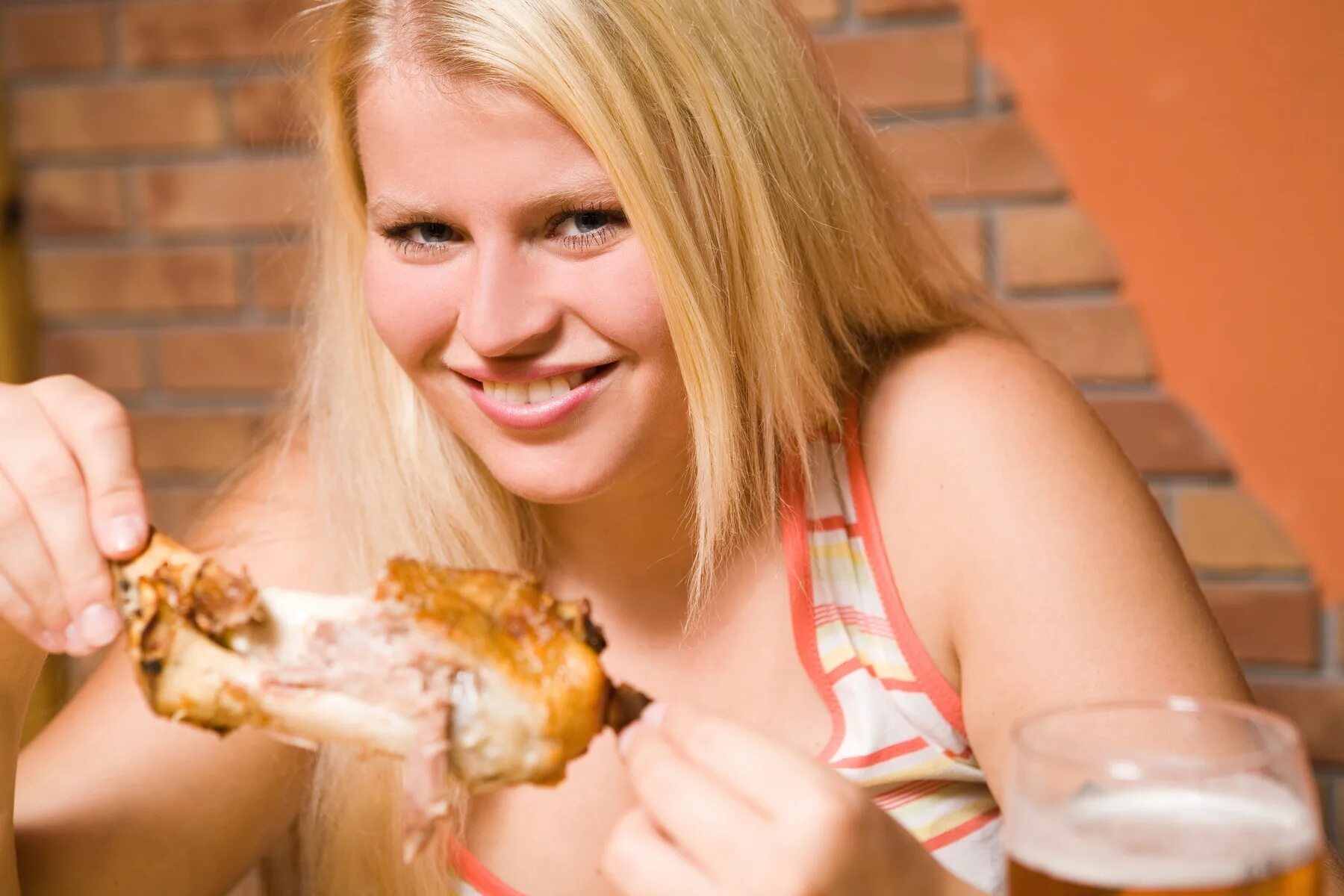 Woman was eaten. Girl is eating meat Rice. Eat out.