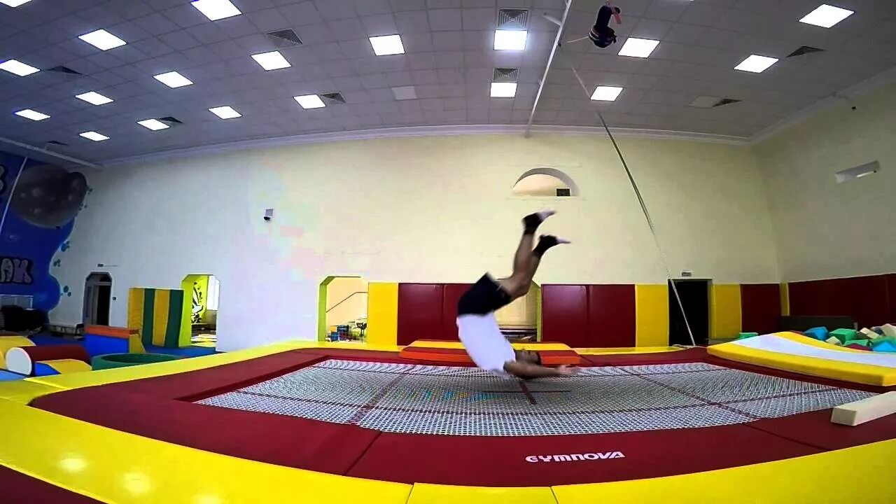 Уроки на батуте для начинающих. Батутно-акробатический центр прыжок Реутов. Трюки на батуте для детей. Лёгкие трюки на батуте для детей. Батуты Ростове прыгать.