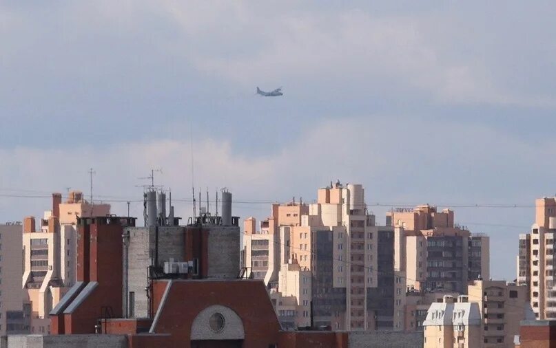 Над питером летают самолеты сегодня. Истребители над петербургом. самолет над питером. вертолеты над санкт-петербургом сегодня.