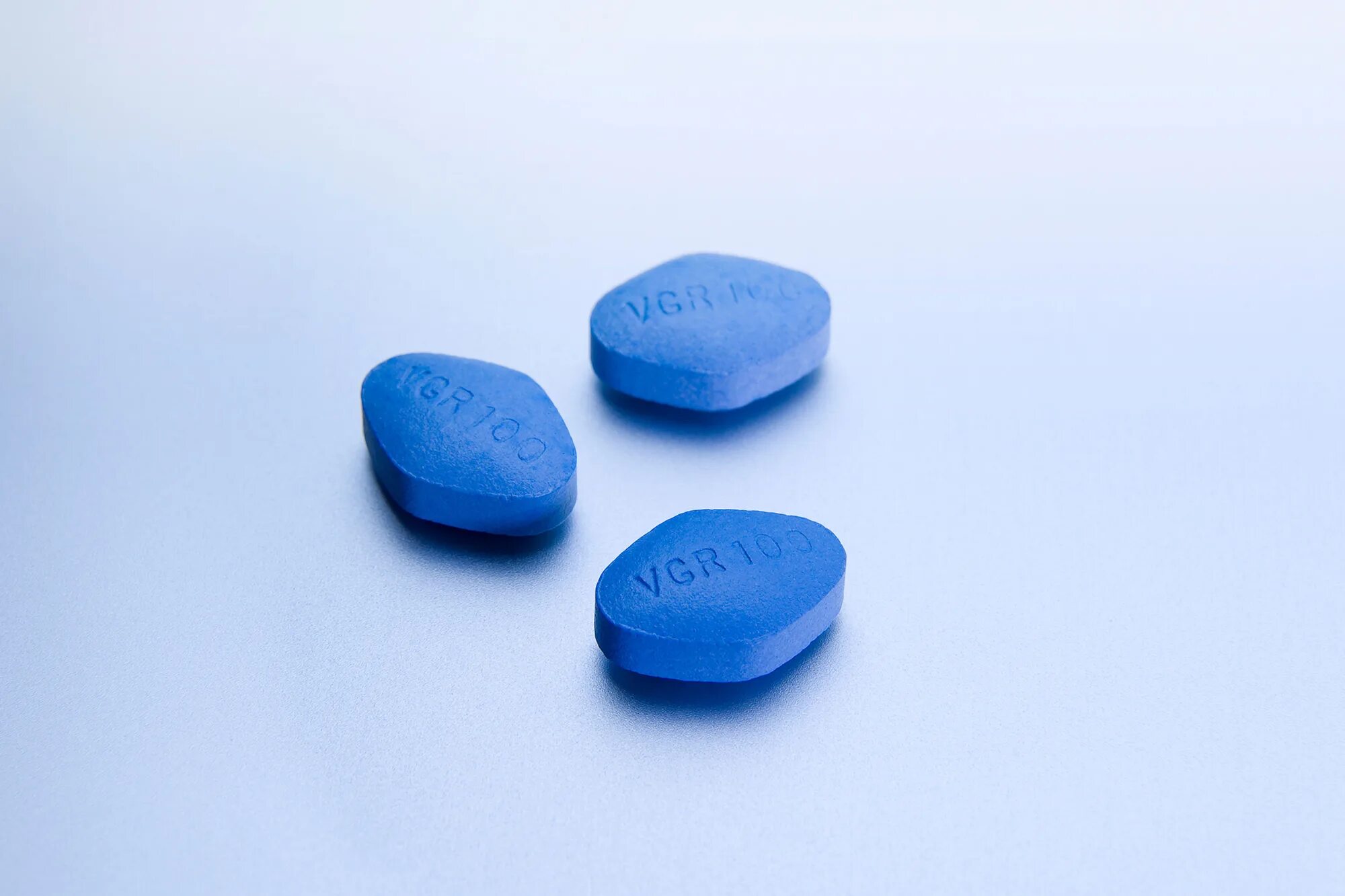 Первая таблетка. Голубые таблетки виагра. Виагра камастил. Камастил силденафил 100 мг. Синяя таблетка 100 мг.