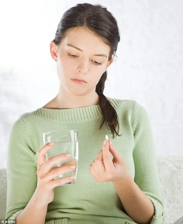 Через рот перорально. Девушка запивает таблетку. Подросток пьет таблетки. Девушка пьет таблетки. Подросток пьет таблетки.