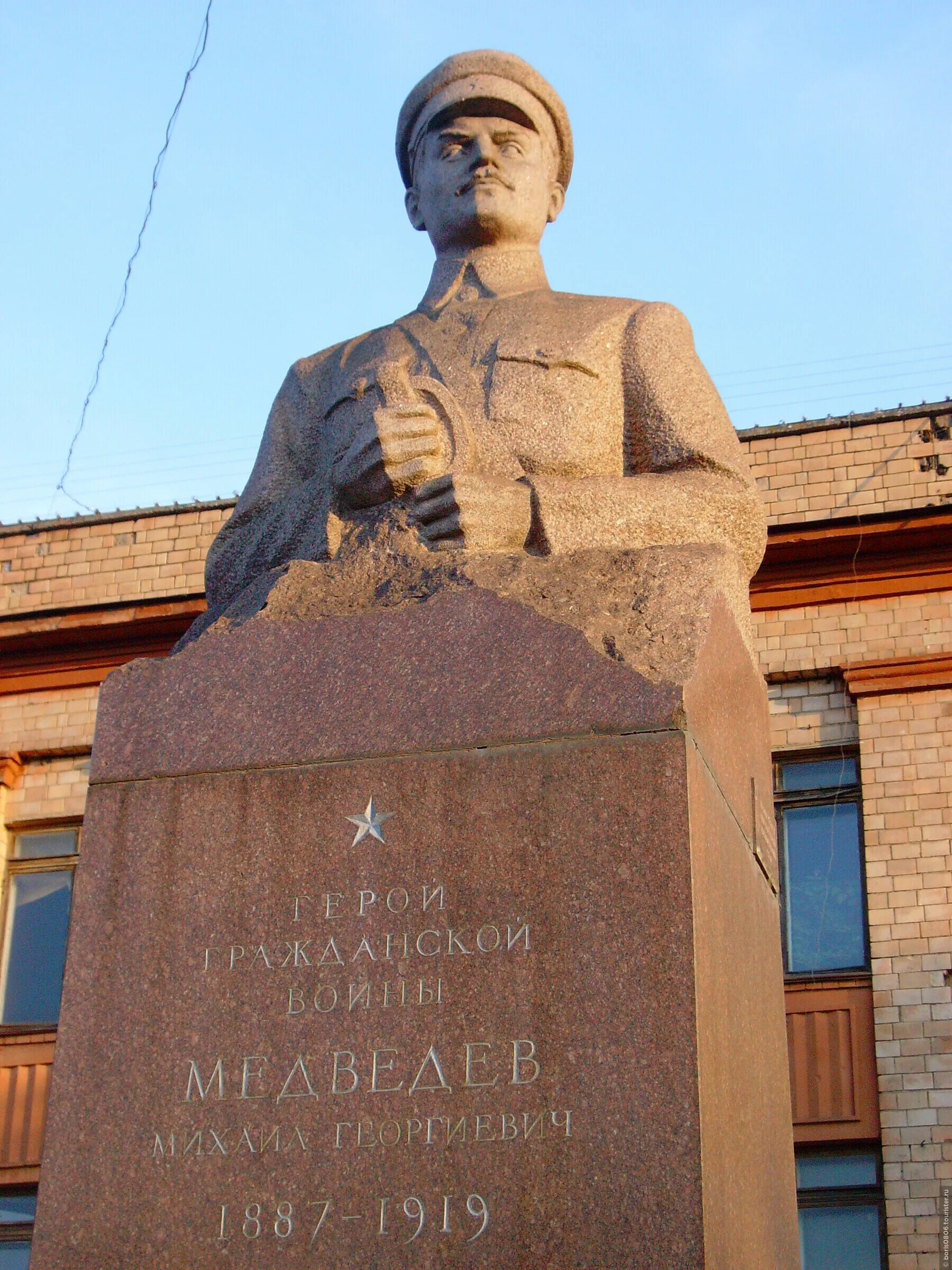 Памятник млыедеву в брянске. Памятник медведеву в брянске. Брянск орловский 1 памятник. Медведево памятники. Памятник медведеву.