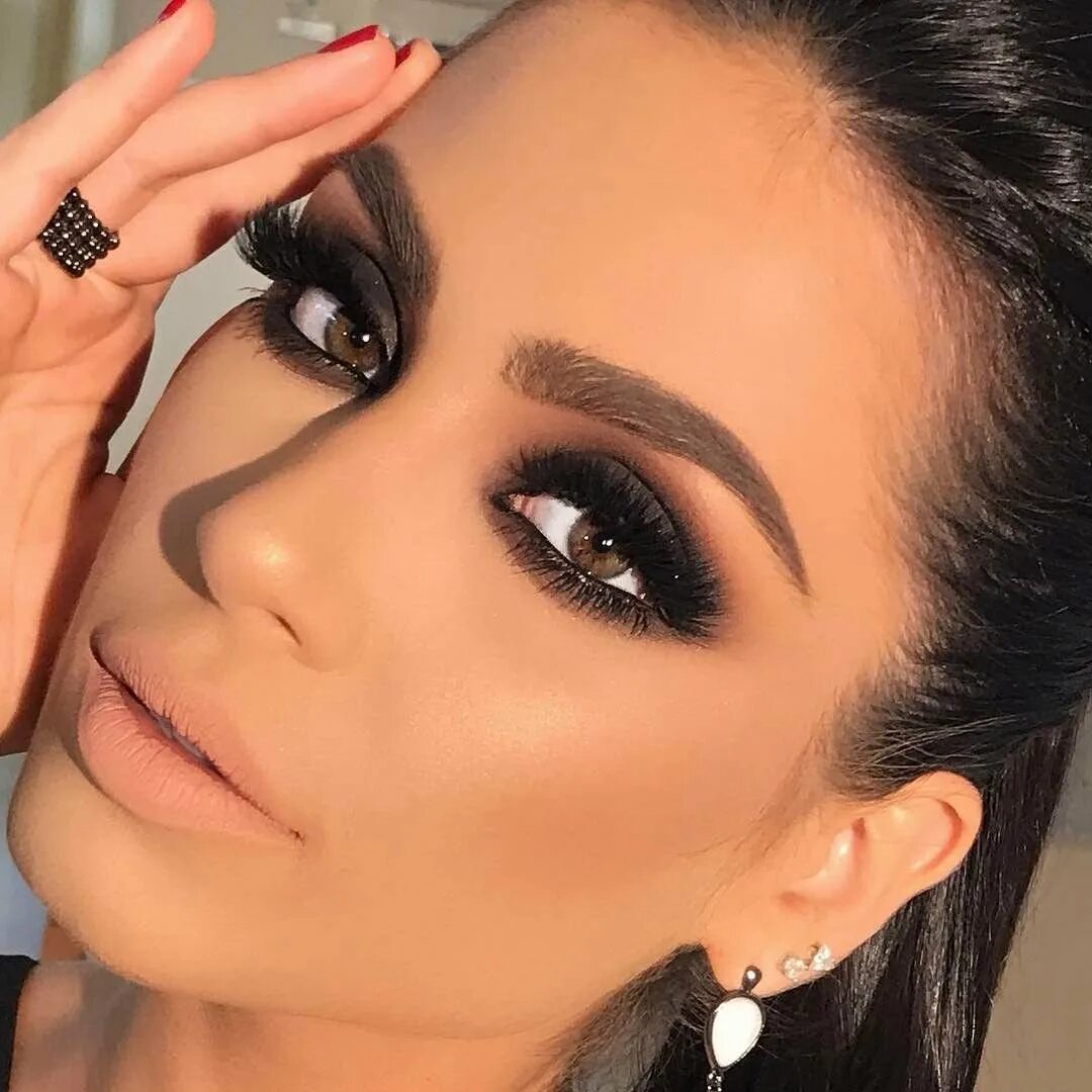 Где найти смоки. Где найти смоки. Черный смоки гоар. Высокий хвост и смоки айс. Смоки айс макияж 2022.