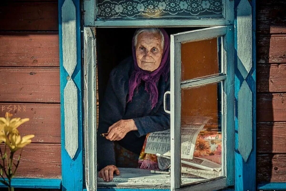 Бабушка у окна в деревне. Деревенский дом старушка. Бабушка в деревенском доме. Старушка у окна.