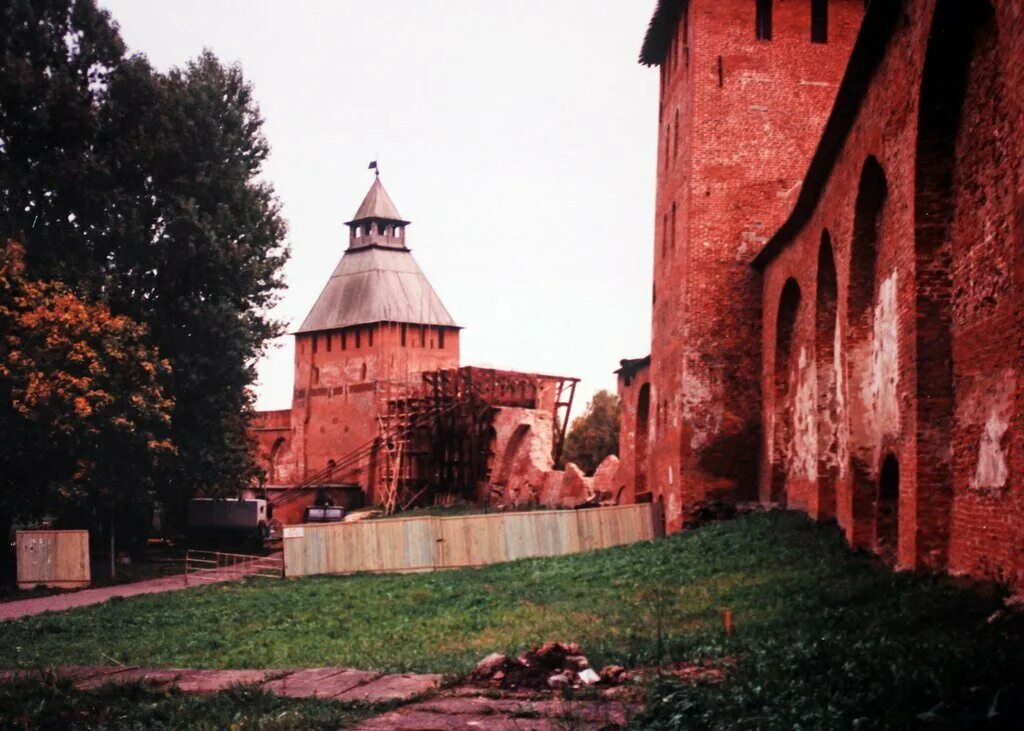 Кремлевская стена Великий Новгород. Княжая башня Новгородского Кремля. Княжая башня Новгородский Детинец. Великий Новгород Кремлевская стена разрушенная. Великая кремлевская стена