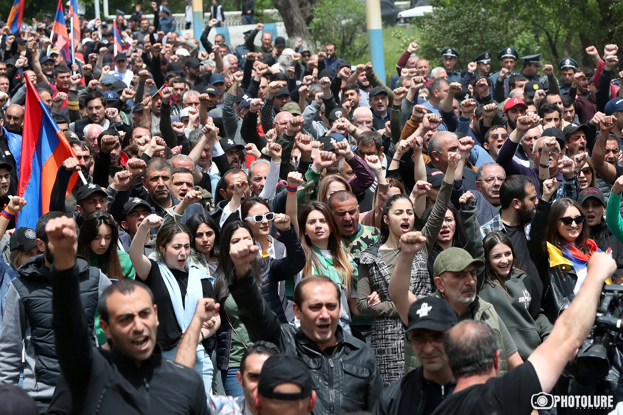 Митинг Армении против Пашиняна. Митинги в Армении 2022. Армения митинги оппозиции 2022. Армянская оппозиция в Ереване (2008).
