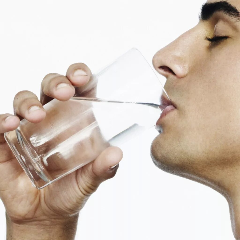 Человек пьет. Мужчина пьет из стакана. Парень пьет воду. Обильное питье. Чем убрать запах перегара изо рта быстро