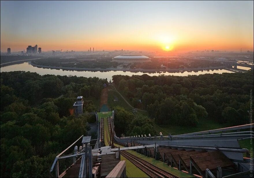 Москва стоит на холмах. Парк Ленинские горы Москва. Смотровая Воробьевы горы. Воробьёвы горы Москва смотровая площадка. Воробьевы горы видовая площадка.