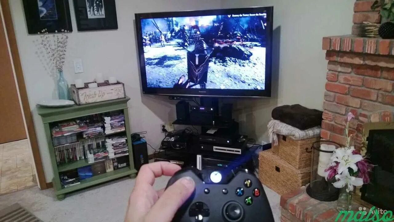 Хбокс на телевизор. Xbox 360 фат и телевизор. телевизор для плейстейшен 4. приставка для игр сони плейстейшен 4 на телевизоре. игровая комната плейстейшен.