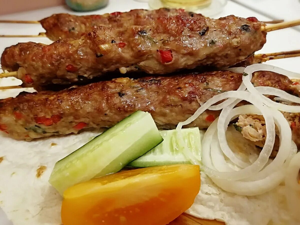 Сочный люля кебаб. Люля-кебаб (азербайджанское национальное блюдо). Кийма кабоб. Кийма кебаб. Лула кабоб.