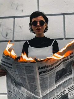 Девушка газета