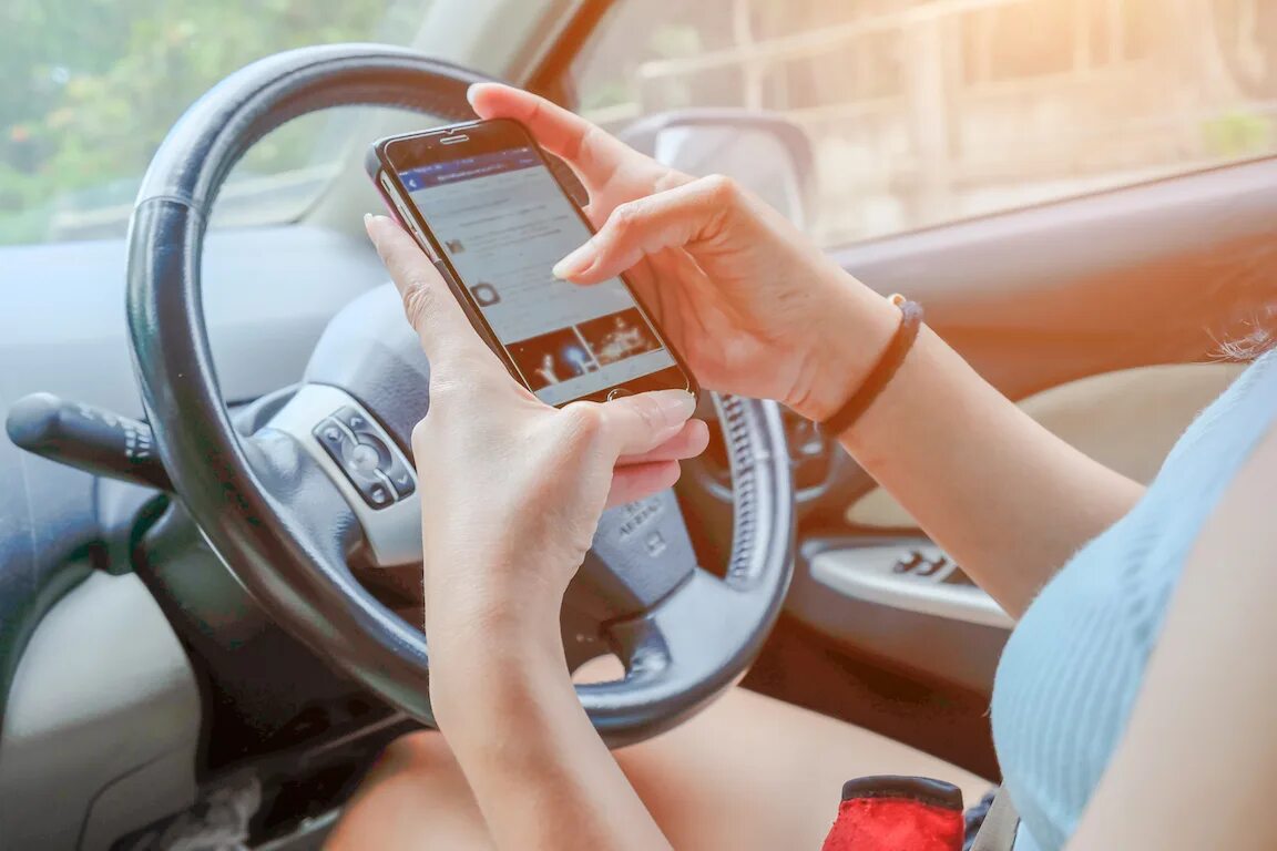 Переведи driving a car. Sun Shining while Driving. Виртуальное вождение картинки для презентации. Texting car accidents. Answer the Phone in your car.