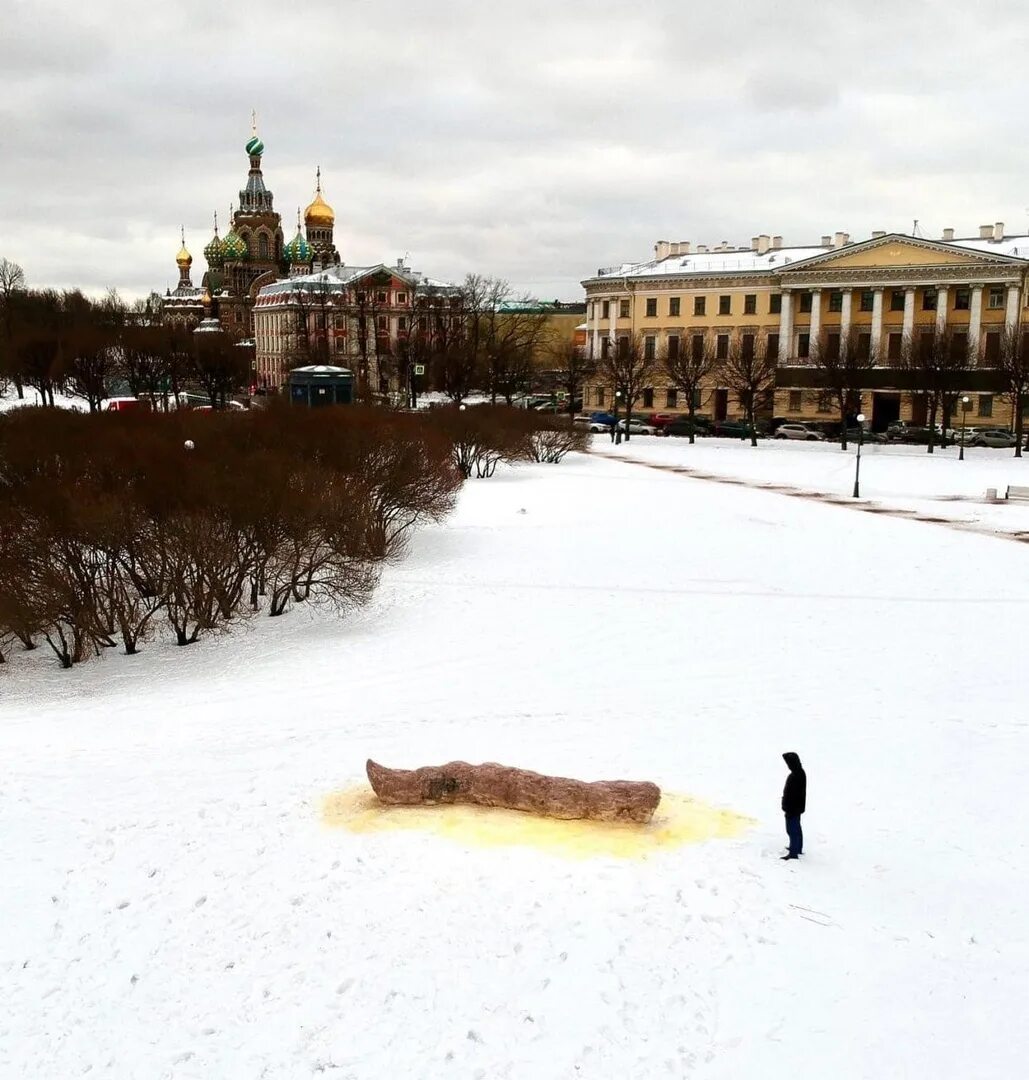 Спб январь 2023. Марсово поле Питер. Фекалия Ивана Волкова на Марсовом поле. Скульптура Ивана Волкова на Марсовом поле.