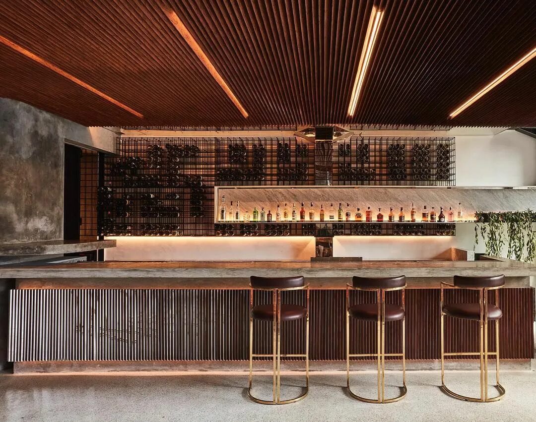 Барная стойка оникс. Bar panel. Хофробой ресторан. Барная стойка в кафе дерево. Панель бар.